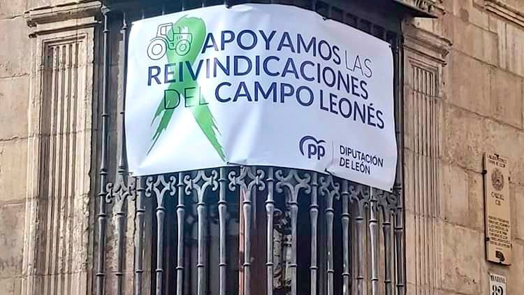 Pancarta colocada por el PP en el Palacio de los Guzmanes en apoyo a los agricultores y ganaderos. | L.N.C.