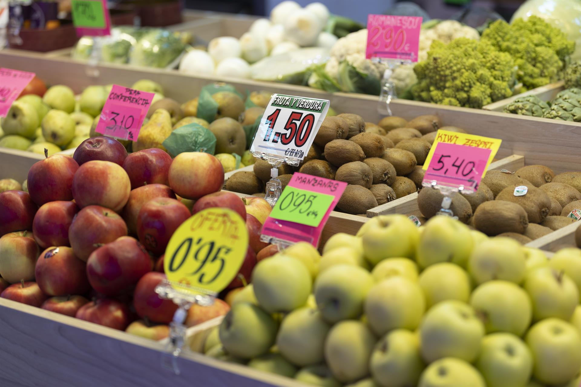 Imagen de archivo de manzanas y otras frutas en una frutería en un puesto de un mercado. | Eduardo Parra (Europa Press)