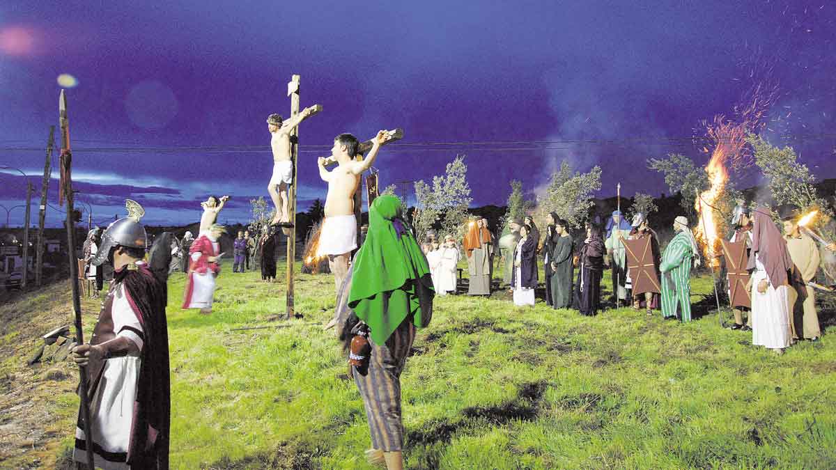 Momento en el que los jiminiegos llegan al improvisado Gólgota en la zona de las bodegas para crucificar a Jesús Nazareno. | ABAJO
