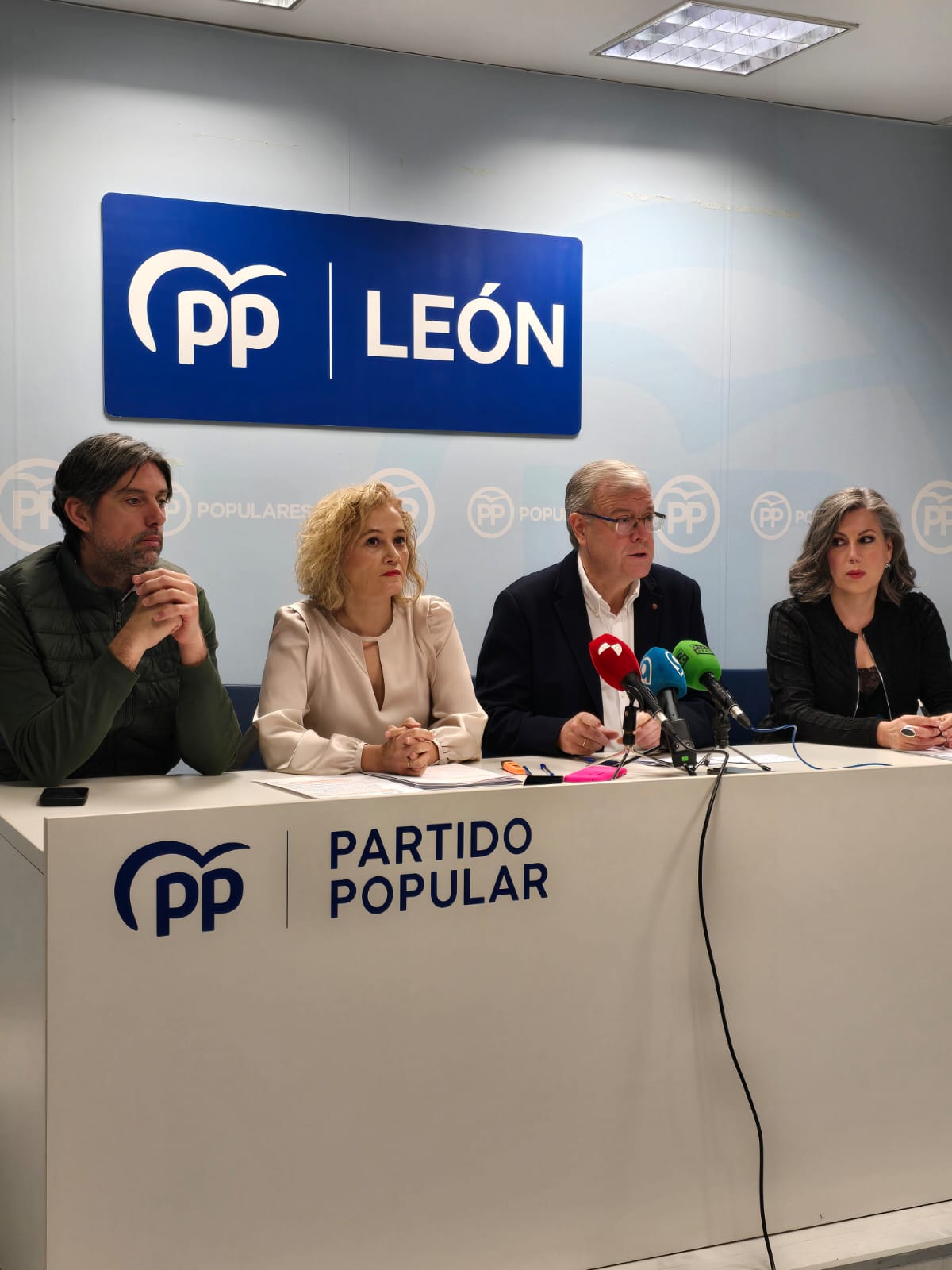 Los parlamentarios nacionales del PP, durante su comparecencia. | L.N.C.
