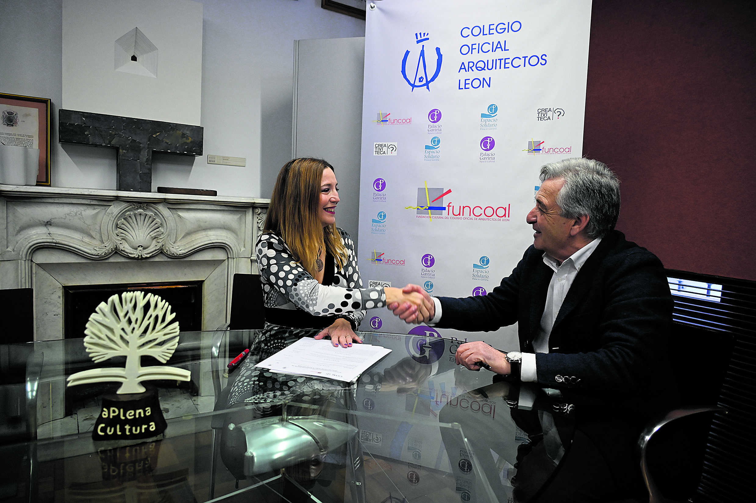 Eva Testa y Santiago Asenjo firmaron el convenio en la sede de Coal. | SAÚL ARÉN