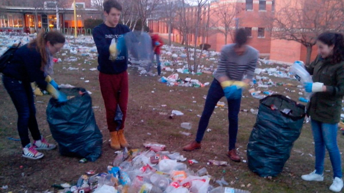Estudiantes de la ULE colaboran en la limpieza del campus tras la 'espicha'.