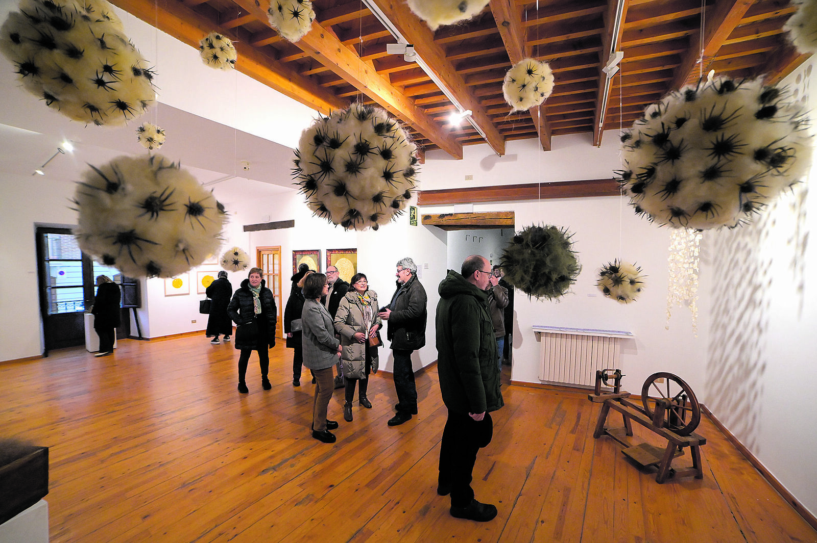 Vista de la exposición 'Almoneda del Hada' del colectivo Mil Madreñas Rojas en la Fundación Vela Zanetti. | MAURICIO PEÑA