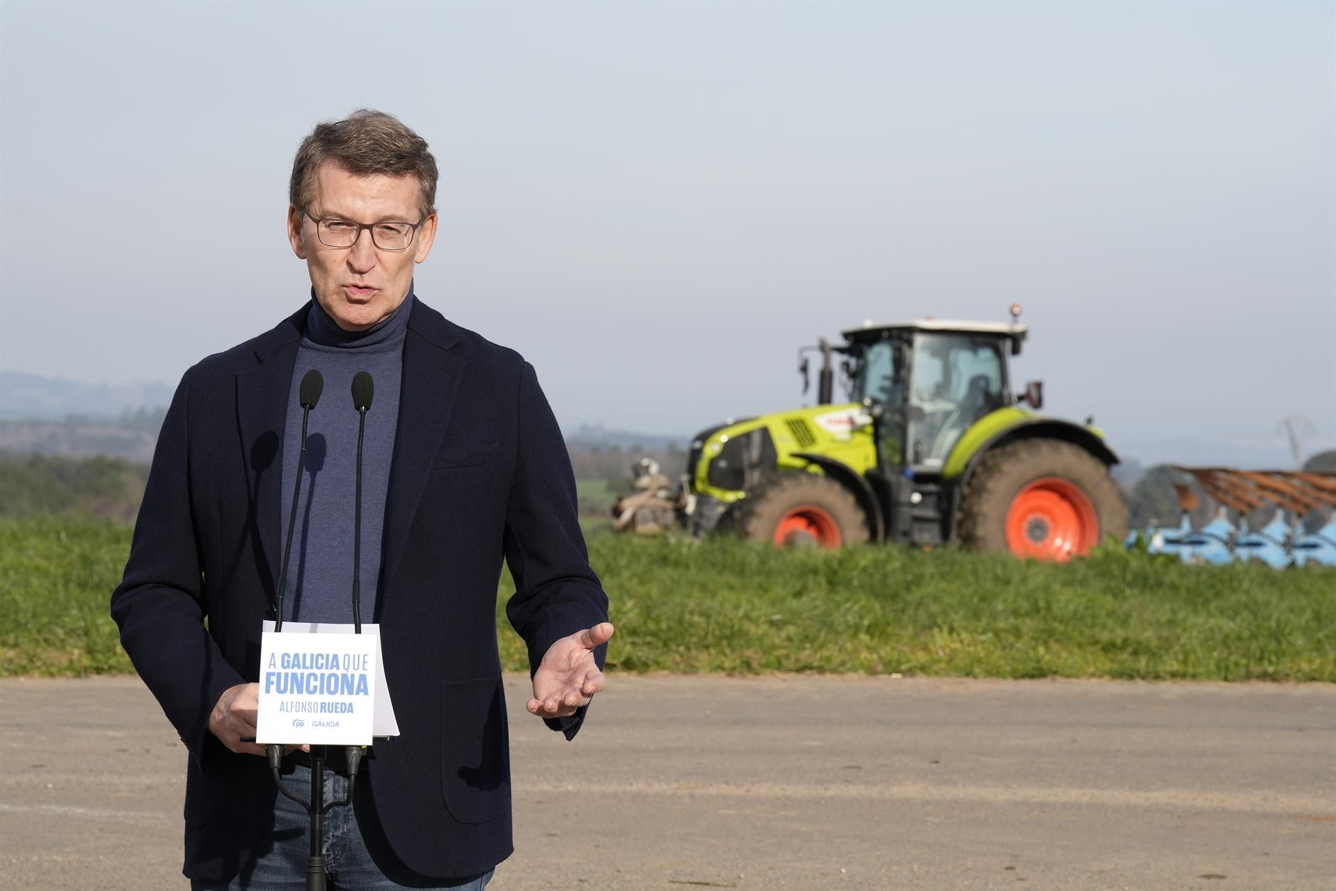 El presidente nacional del PP, Alberto Núñez Feijóo, interviene durante una visita a una explotación agraria en Lalín, Ourense. | EP