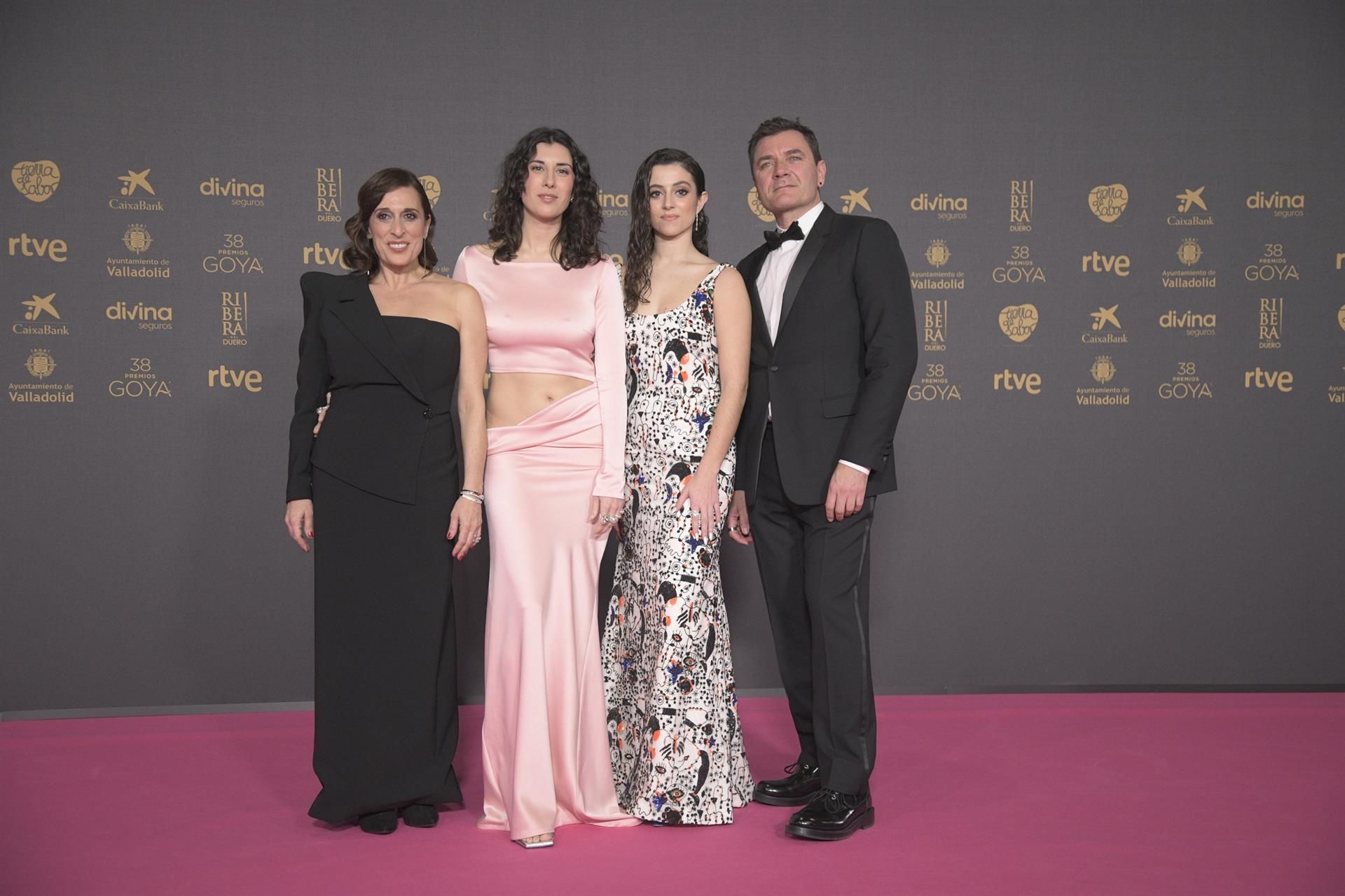 El equipo de 'La Creatura' posa en la alfombra rosa previa a la gala de la 38 edición de los Premios Goya, en el Auditorio Feria de Valladolid. | José Oliva (Europa Press)
