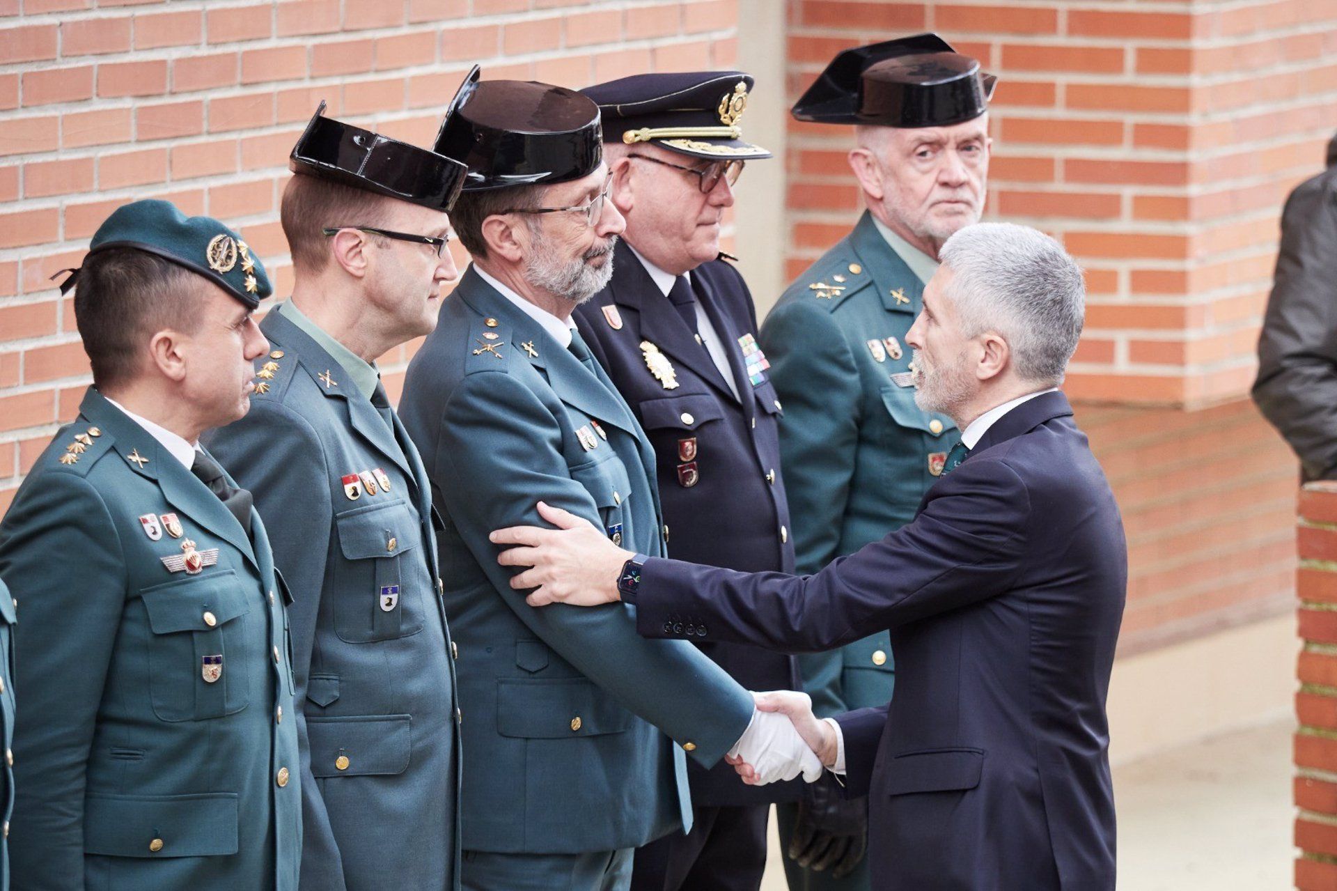 El ministro Grande Marlaska saluda a un agente en la capilla ardiente del guardia civil fallecido en Barbate. | Eduardo Sanz (Europa Press)