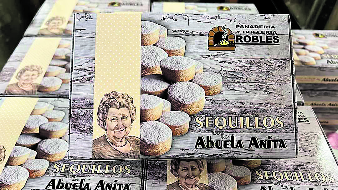 La caja de los Sequillos de la abuela Anita, con la imagen de la repostera de un retrato que le hizo uno de esos artistas que se dedican a ello en París. | L.N.C.