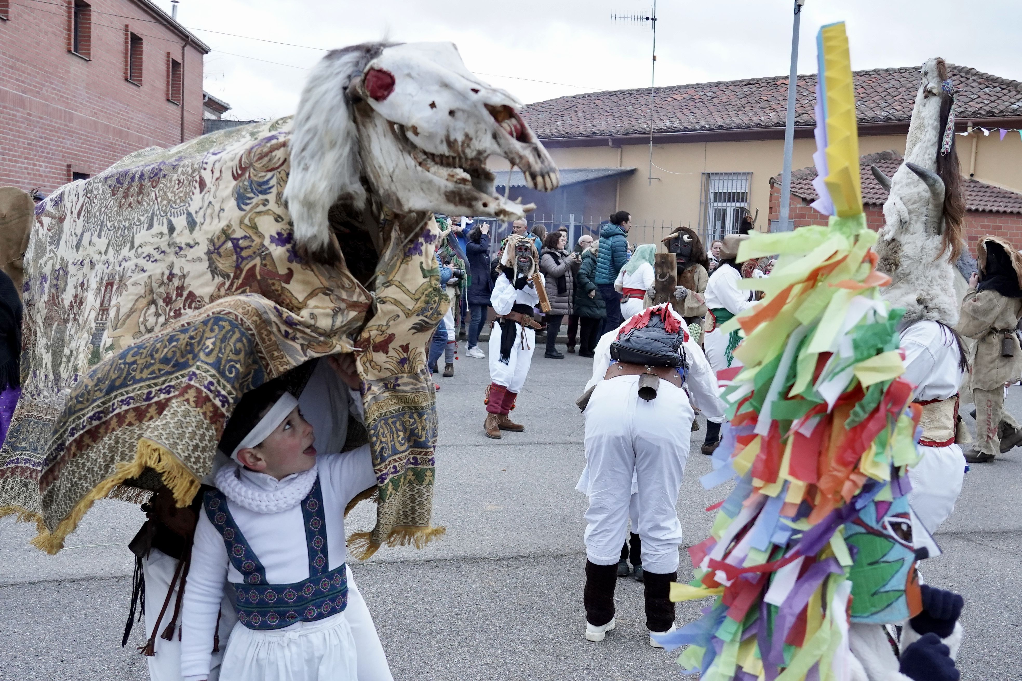 La localidad leonesa de Velilla de la Reina celebra su antruejo con una cencerrada y exhibición de toros y guirrios. | Campillo (Ical)