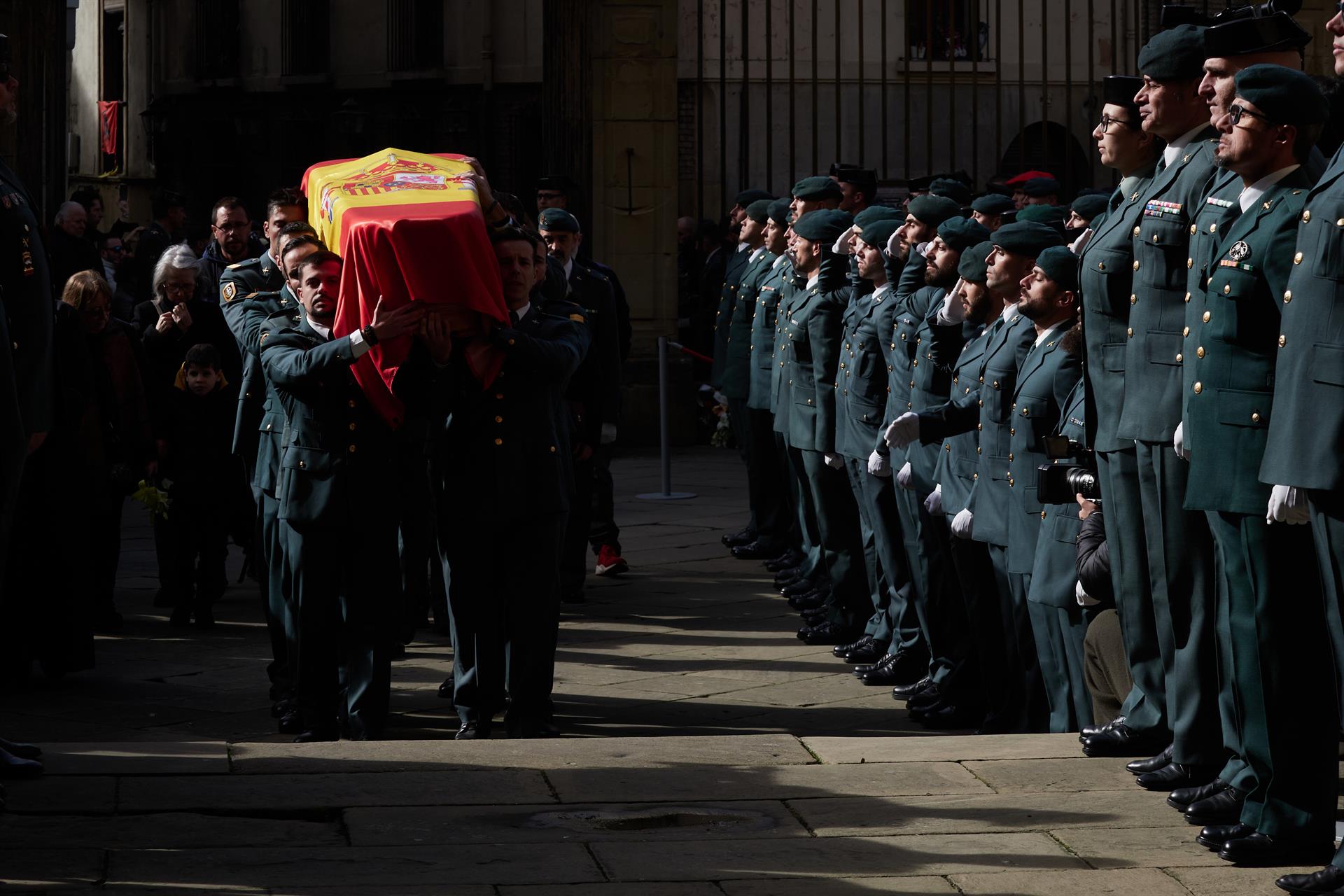 Agentes de la Guardia Civil portan el féretro de David Pérez Carracedo en el funeral de Pamplona.| Eduardo Sanz (Europa Press)