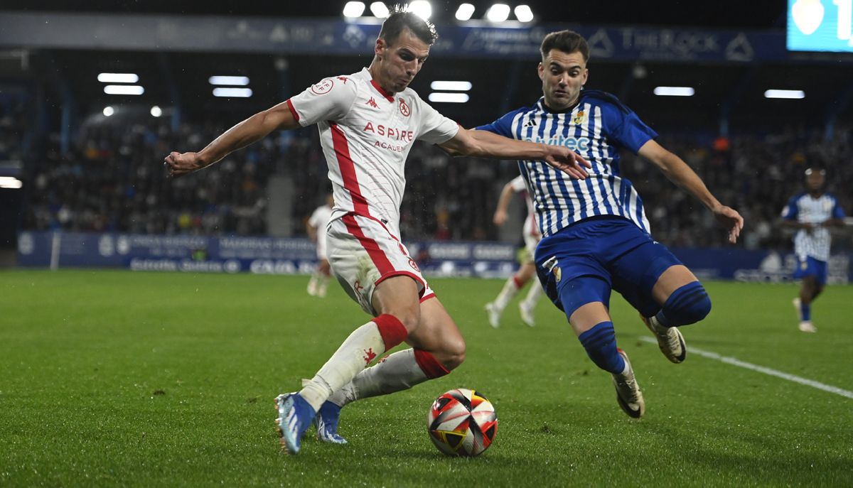 Calderón pone un centro en el partido entre Ponferradina y Cultural de la primera vuelta. | SAÚL ARÉN