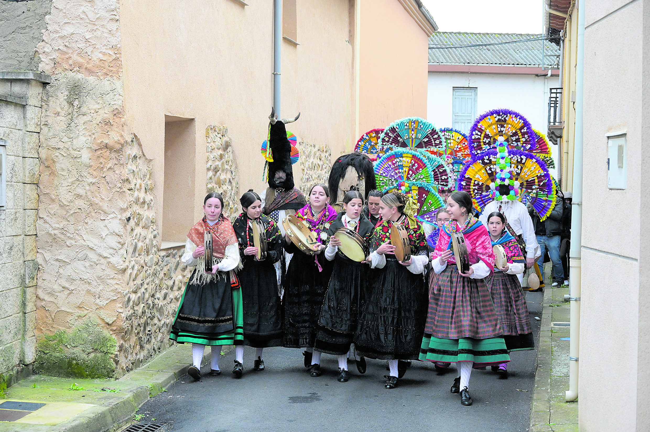 La celebración del Antruejo de Llamas de la Ribera se basa cada año en numerosos ritos y costumbres arcaicas. | MAURICIO PEÑA
