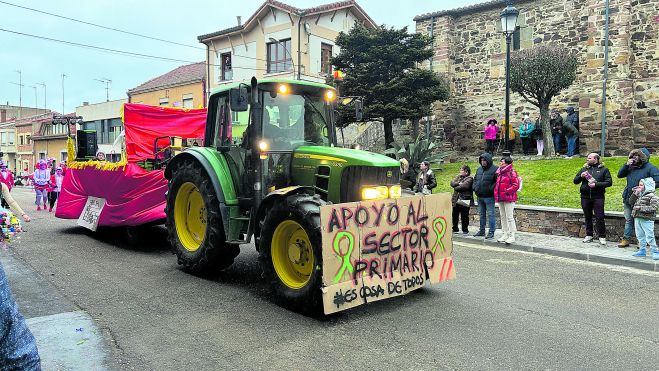 En el desfile que abrió Ainara Miguélez como Musa del Carnaval 2023 no faltaron las reivindicaciones de la gente del campo. | ABAJO