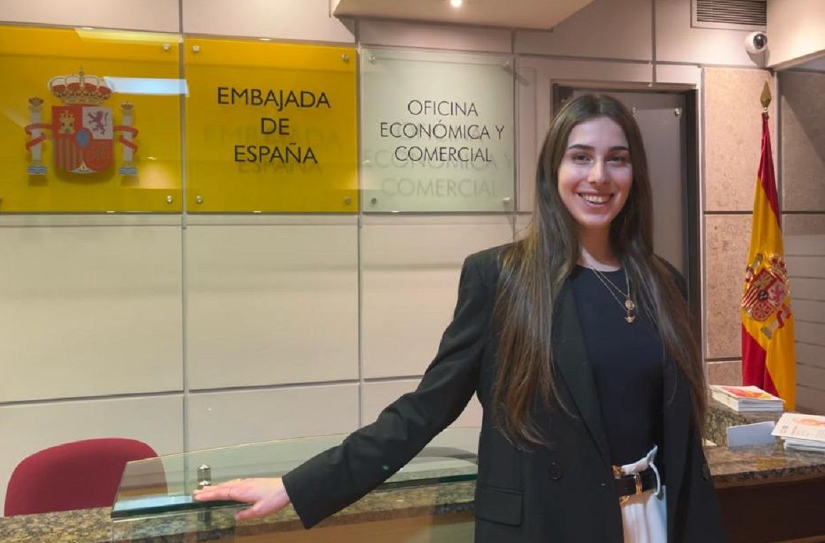 La graduada en Comercio Internacional por la ULE, Ainara Vicente. | L.N.C.