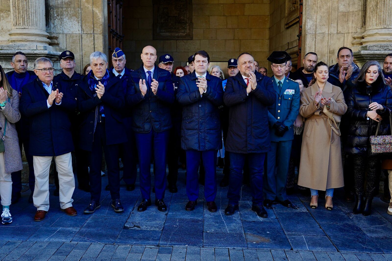 Minuto de silencio en la Diputación de León por el asesinato de dos Guardias Civiles en Barbate. | CAMPILLO (ICAL)