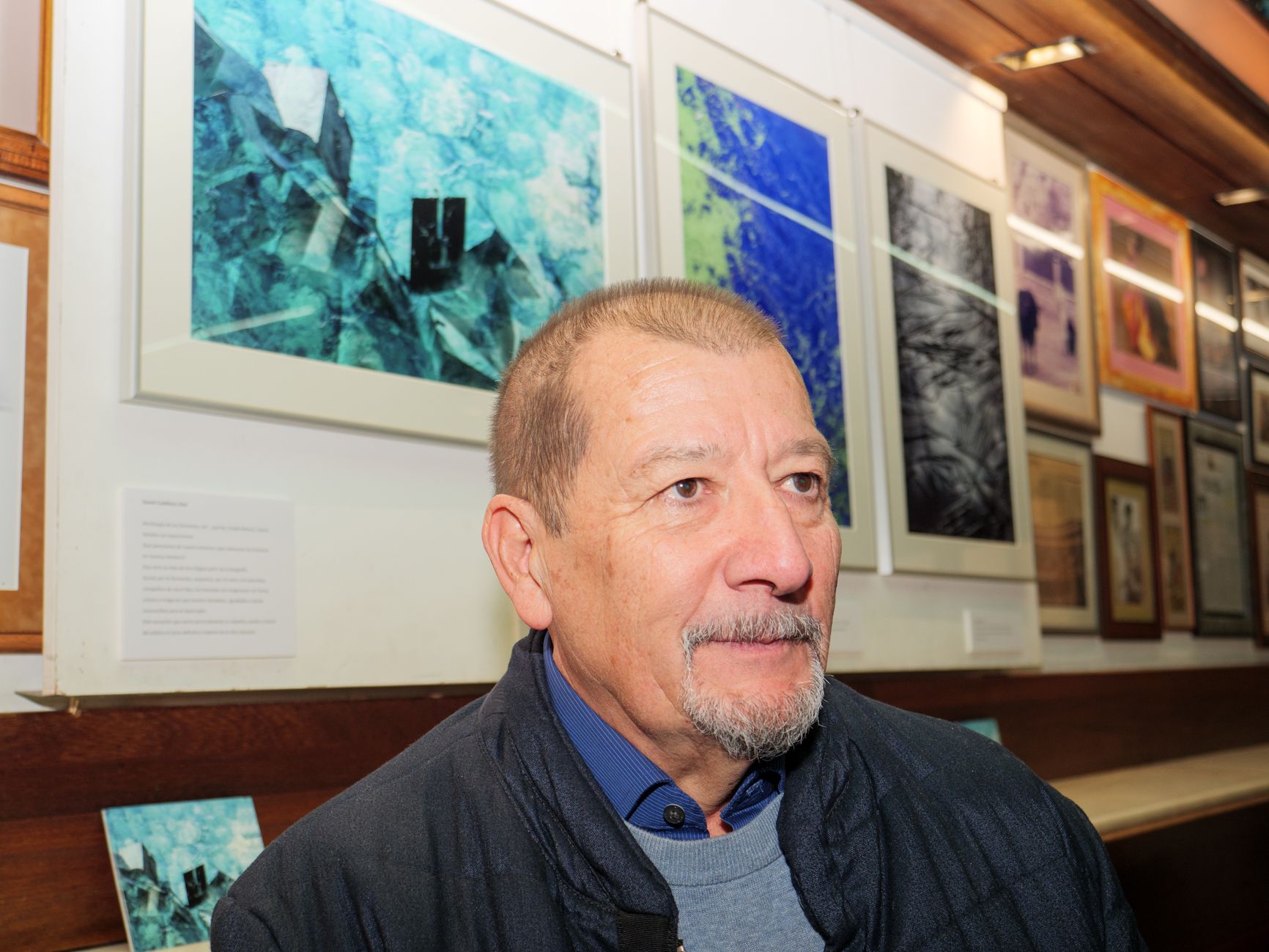 El fotógrafo argentino residente en León, Daniel Castiñeira, el pasado miércoles en la inauguración de su exposición en el Camarote Madrid. | VICENTE GARCÍA