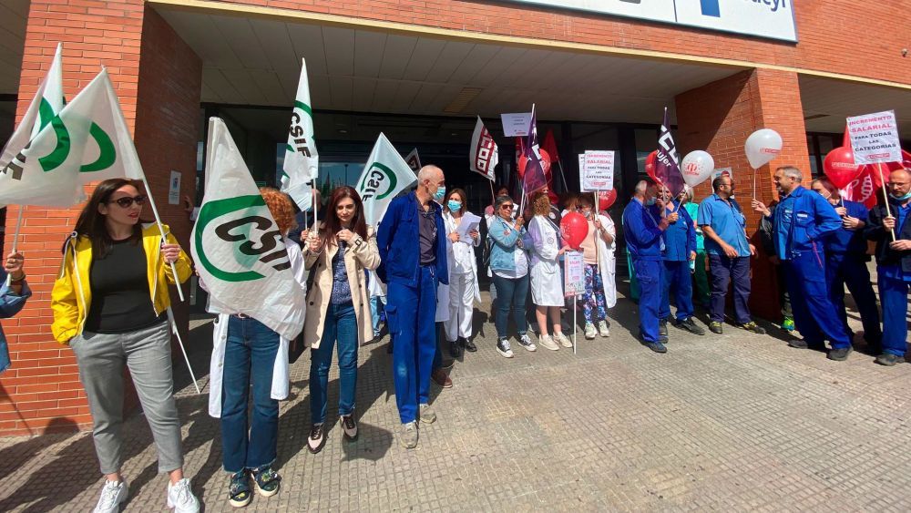 Manifestación a las puertas del Hospital El Bierzo en una imagen de archivo. | L.N.C.