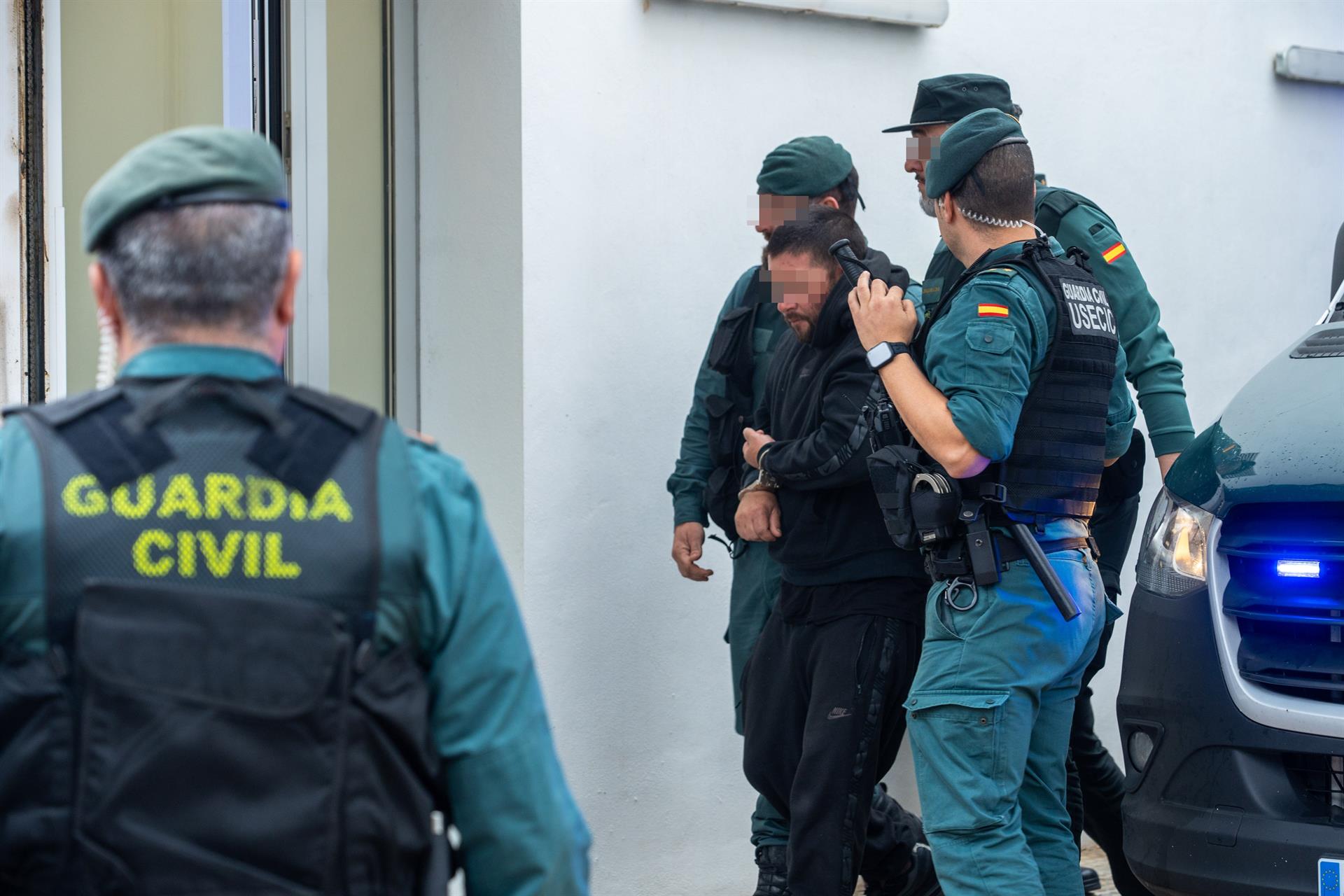Uno de los ocho detenidos a su llegada a los juzgados. | FRANCISCO J. OLMO (EP)