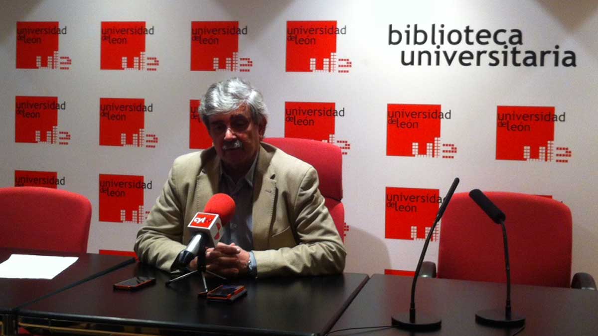 El candidato a rector, Juan Francisco García Marín, durante la rueda de prensa que ha ofrecido en la mañana de este miércoles. | L.N.C.