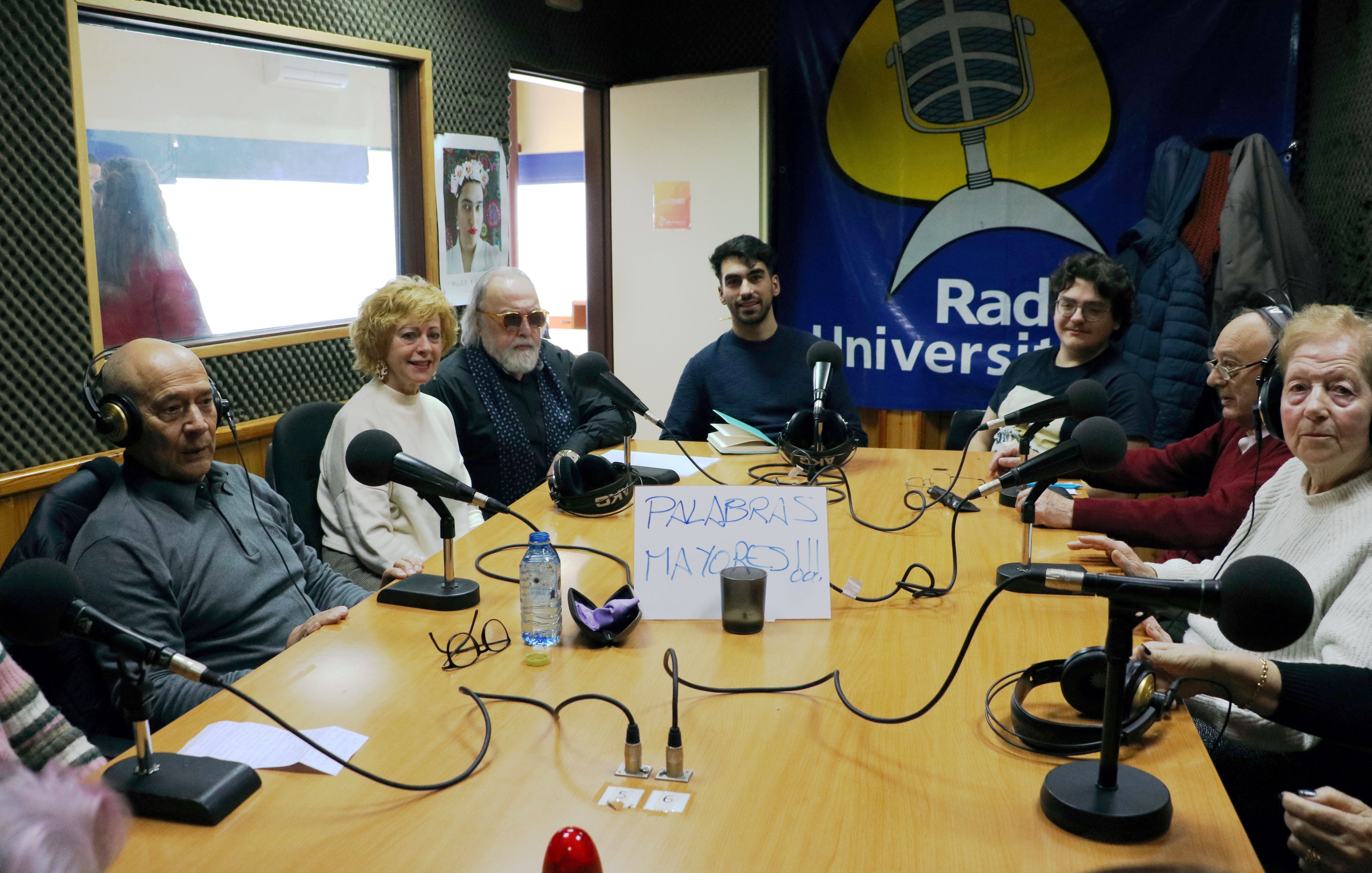 Juan Carlos Uriarte y Belén Ordóñez han participado en esta jornada por el Día de la Radio. | L.N.C.
