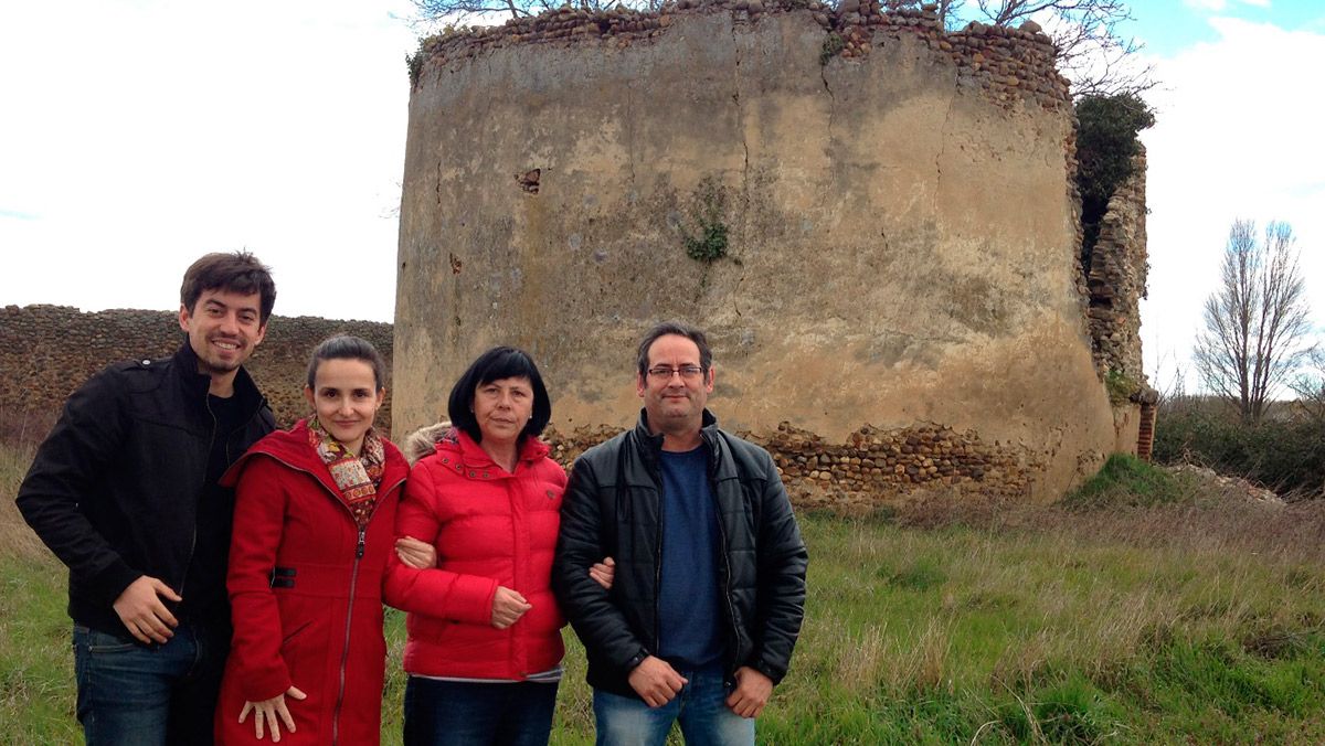 Pablo López Presa, teniente de alcalde, Raquel Cabañas, concejala, Soraya González, propietaria del palomar y José Alberto Martínez, Alcalde de Mansilla Mayor.