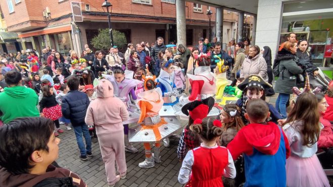 Un momento del desfile del Carnaval infantil de Valencia de Don Juan 2024. | L.N.C. Un momento del desfile del Carnaval infantil de Valencia de Don Juan 2024. | L.N.C.