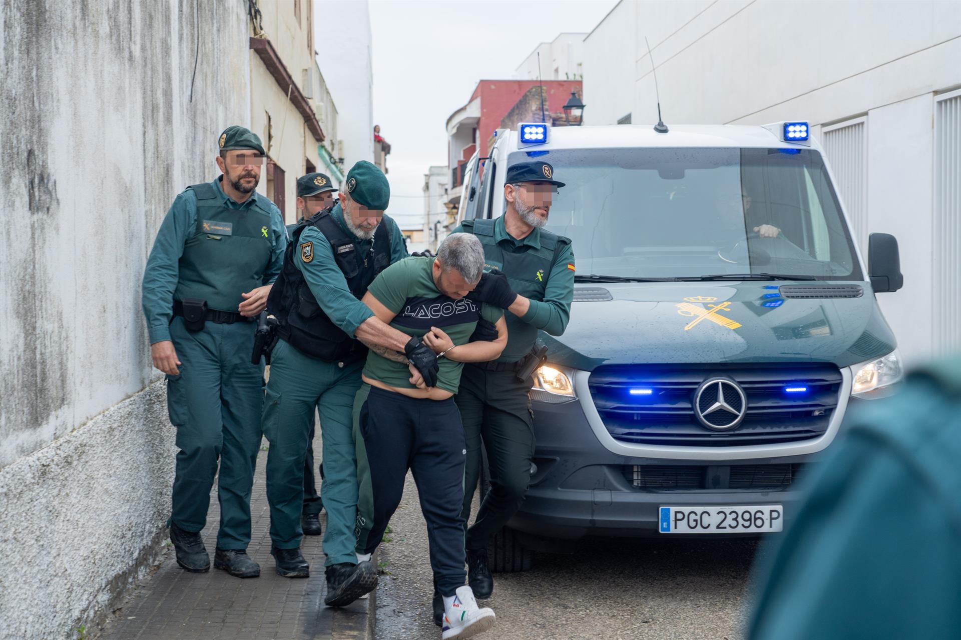 Los detenidos a su llegada a los juzgados este lunes en Barbate.| EUROPA PRESS