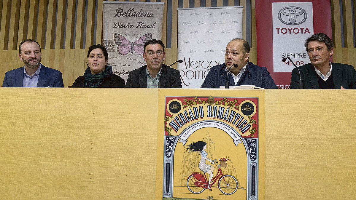 Un momento de la presentación de la novena edición del Mercado Romántico en Sierra Pambley. | MAURICIO PEÑA Un momento de la presentación de la novena edición del Mercado Romántico en Sierra Pambley. | MAURICIO PEÑA