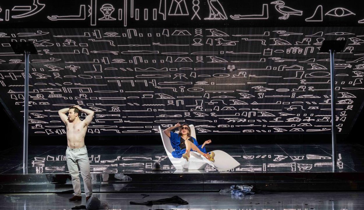 El contratenor Christophe Dumaux y la soprano Julie Fuchs en la ópera de G.F. Händel ‘Giulio Cesare’. |  L.N.C.