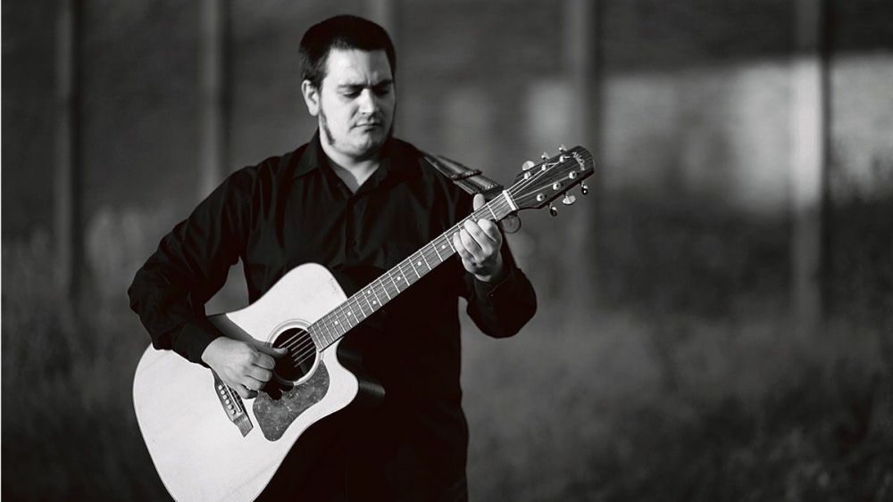 El cantautor astorgano Javi Morán es uno de los participantes en la programación de El Candil para celebrar su décimo aniversario. | L.N.C.