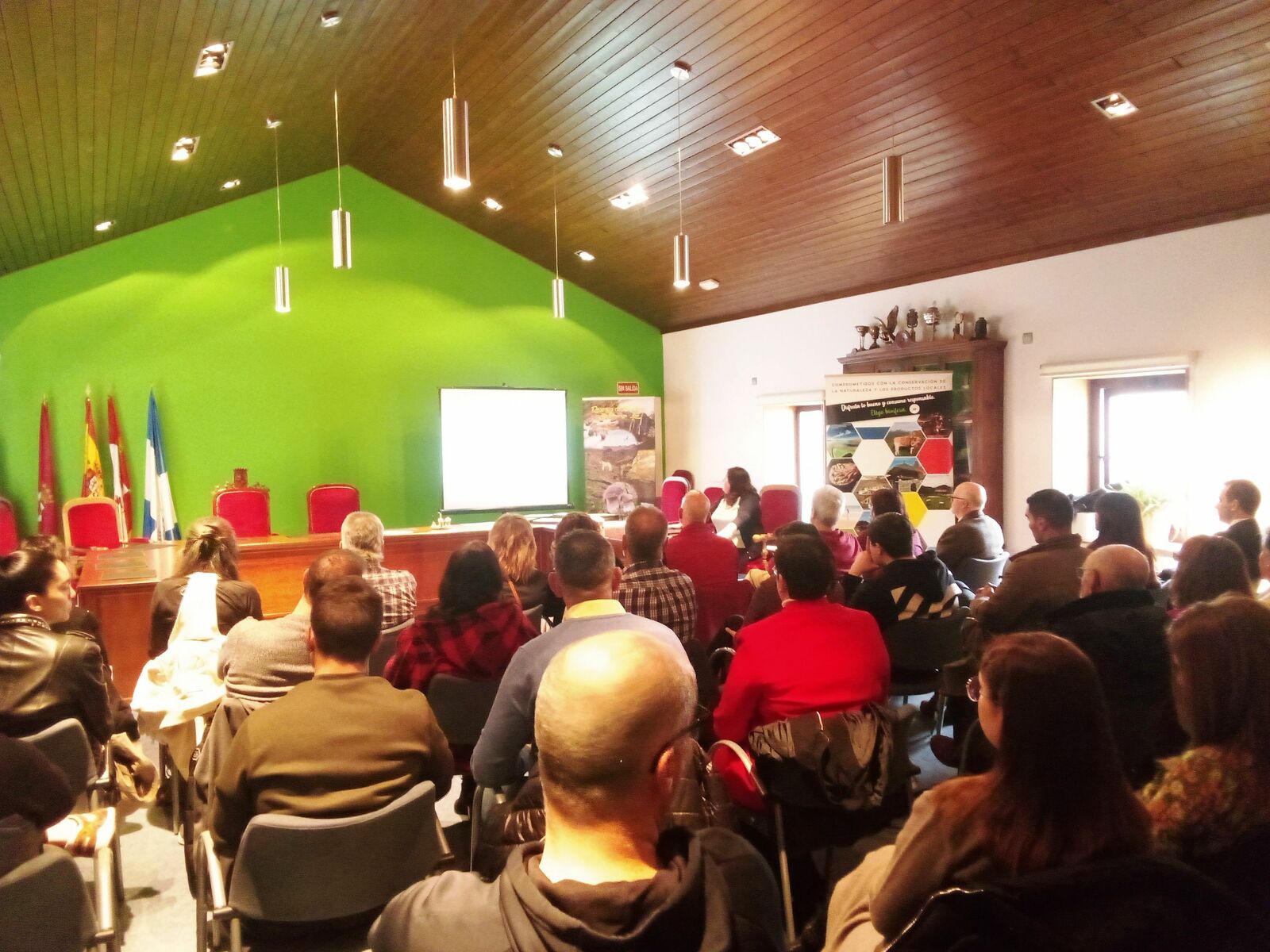 Un momento del acto en el salón de plenos de La Pola de Gordón. | L.N.C.