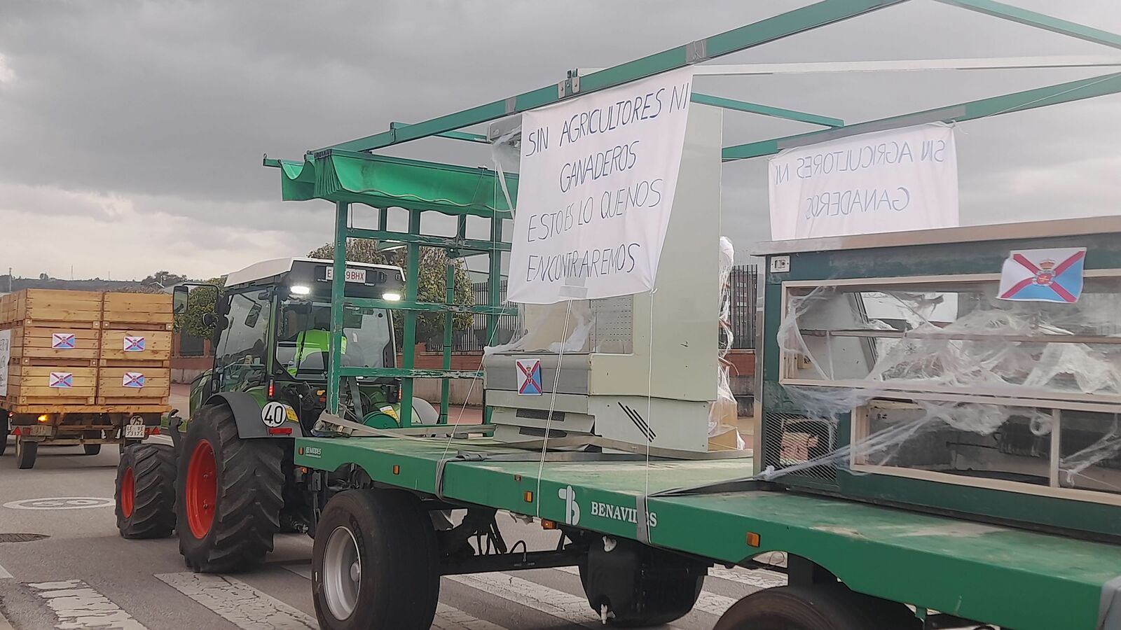 Mensajes reivindicativos en algunos de los tractores. 