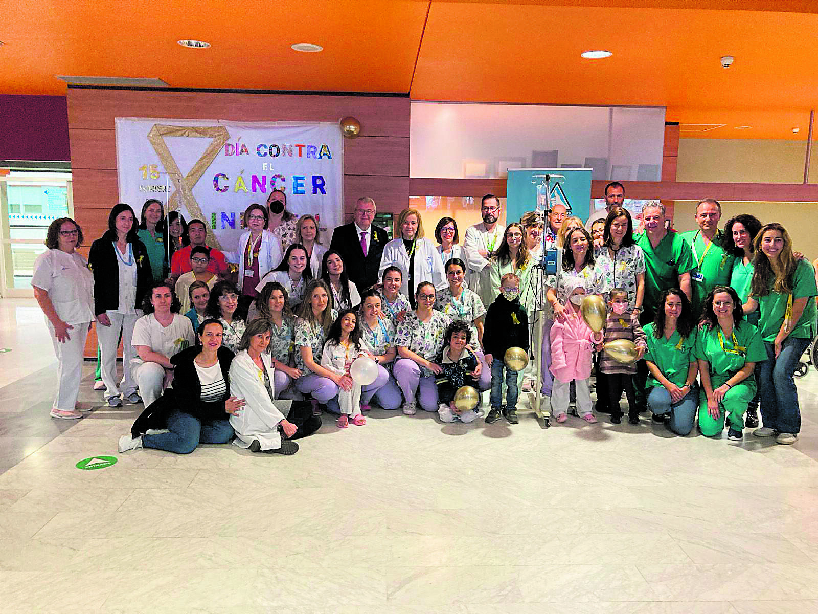 Foto de familia durante la celebración de Día del Cáncer Infantil. | L.N.C.