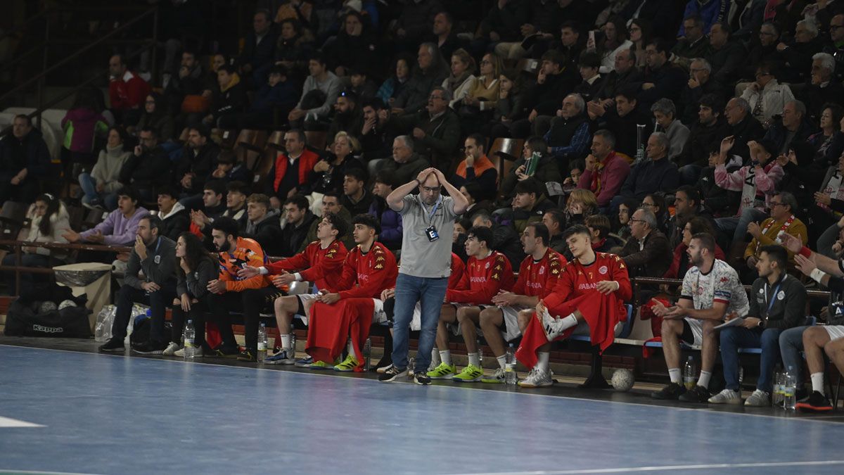 Dani Gordo durante un partido con el Ademar | SAÚL ARÉN