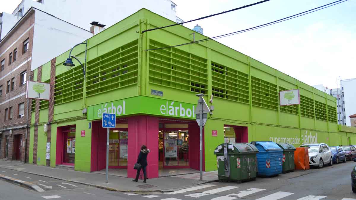 Una de las tiendas de Supermercados El Árbol en la capital leonesa. | L.N.C.