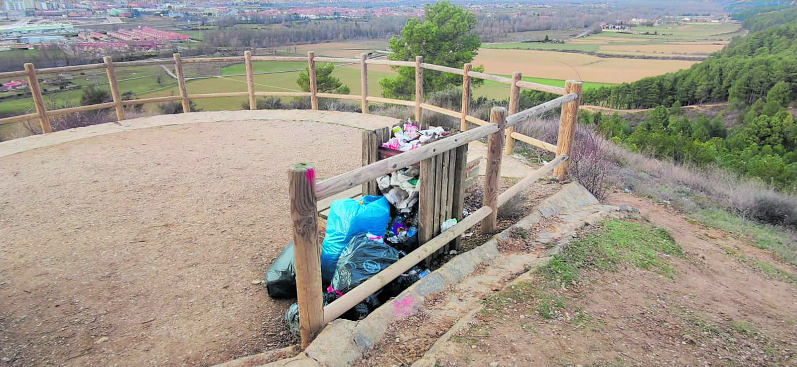 Basura acumulada en una papelera en el parque de La Candamia. | L.N.C.