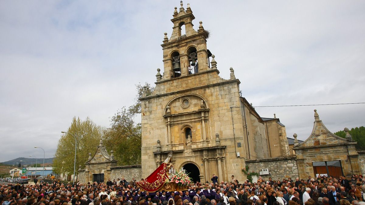 Procesión en honor a la Virgen de la Quinta Angustia, en las Fiestas de Pascua de Cacabelos. | C. SÁNCHEZ (ICAL)