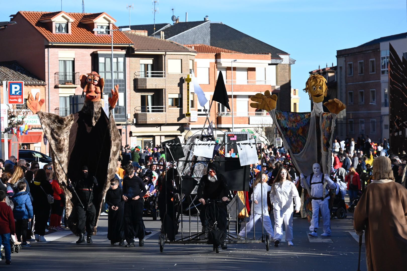 Cientos de personas participaron en el Sábado de Piñata. | SAÚL ARÉN