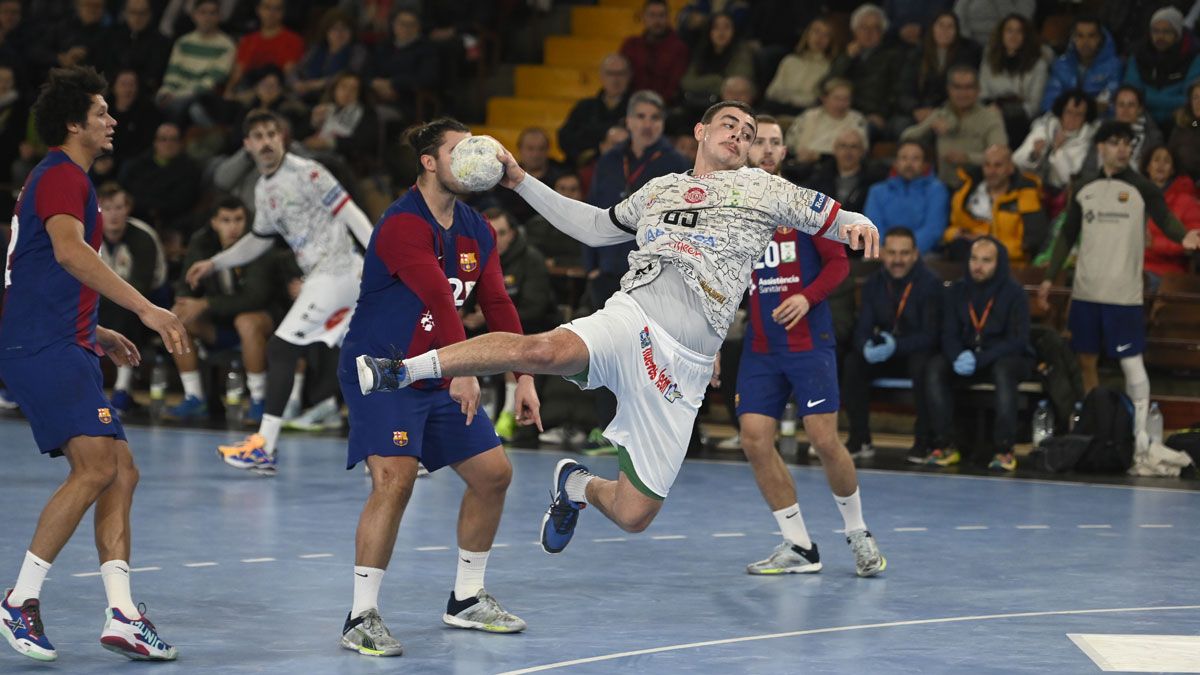 Santista lanzando a puerta ante el Barcelona | SAÚL ARÉN