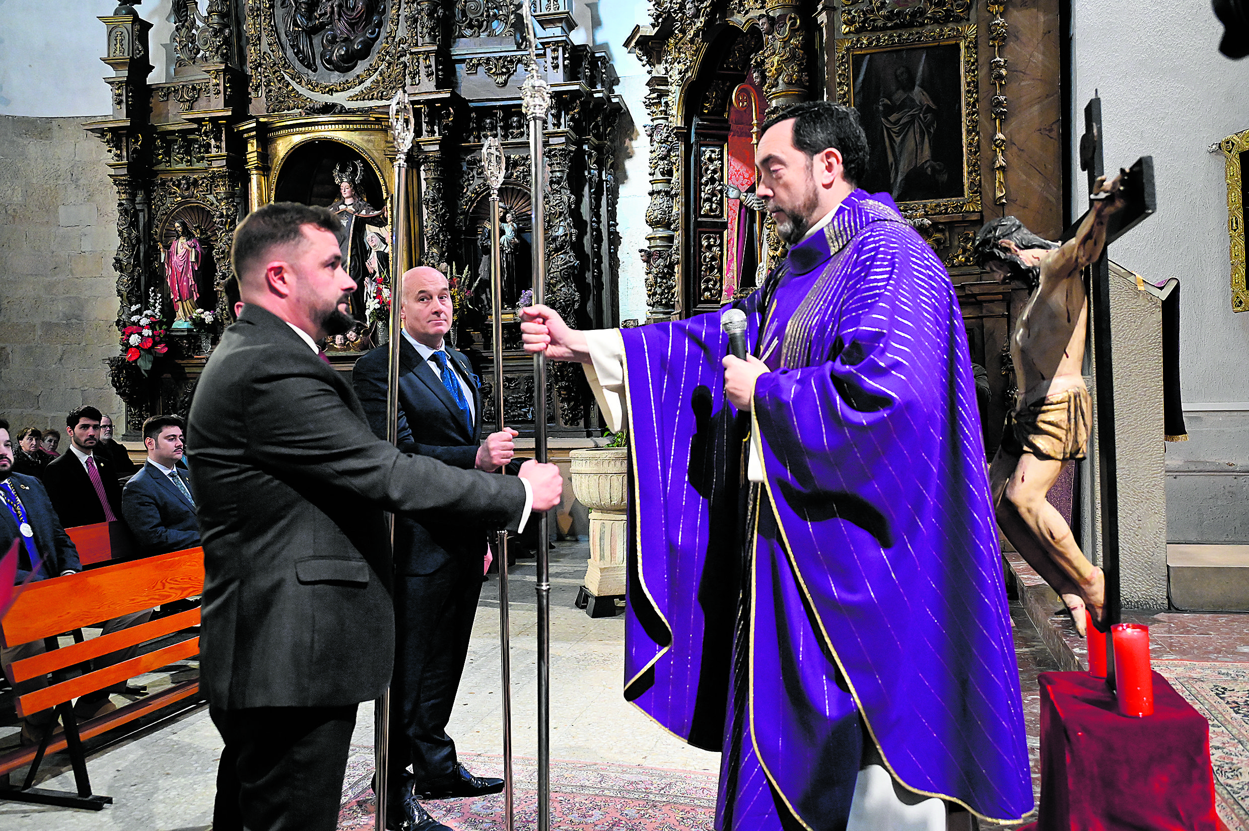 La Iglesia de San Martín acogió el acto, en el que también tomaron posesión dos nuevos seises. | SAÚL ARÉN