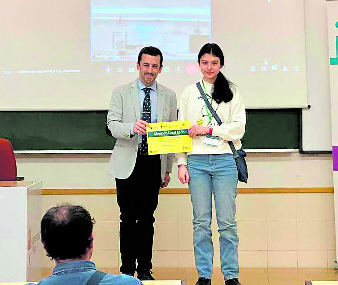 La alumna recibe el diploma. | L.N.C.