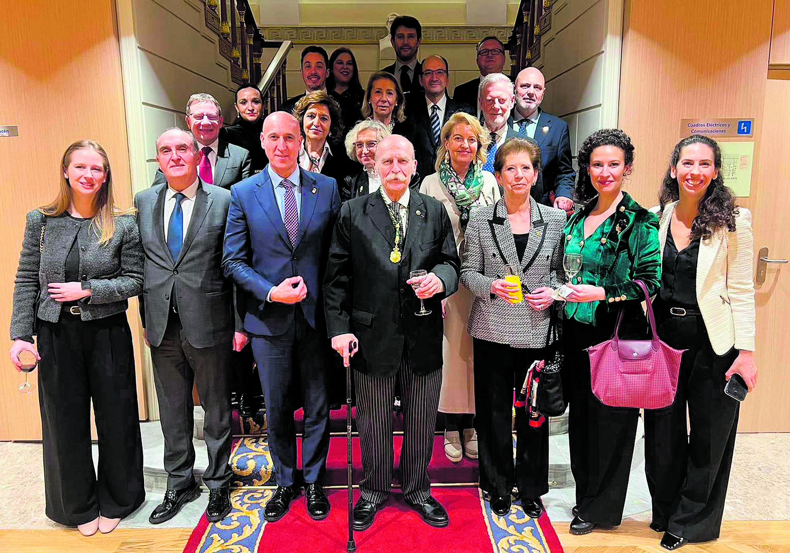 Fernando de Arbizu (c) acompañado por familiares, amigos y el alcalde de León, José Antonio Diez, en Madrid. | L.N.C.