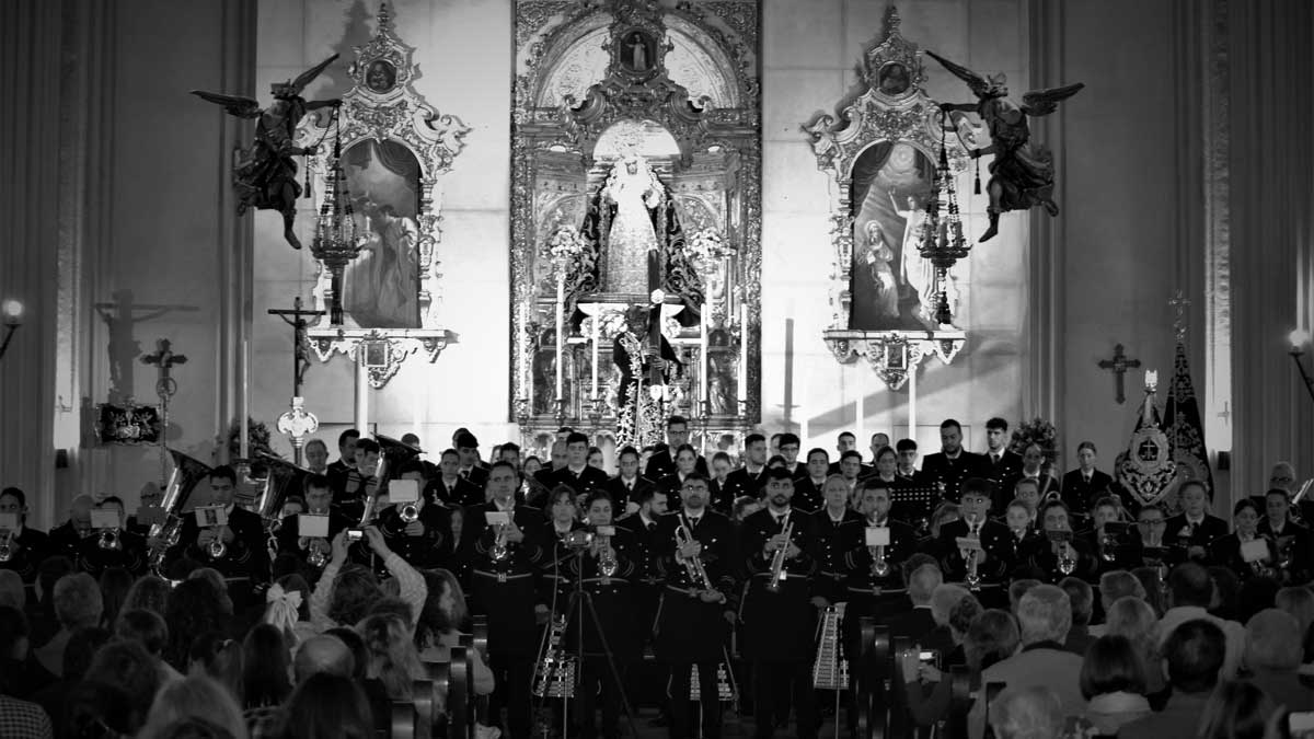 La Agrupación Musical de la Bienaventuranza en el concierto, a los pies del Cristo de la Salud. | DANIEL TASCÓN
