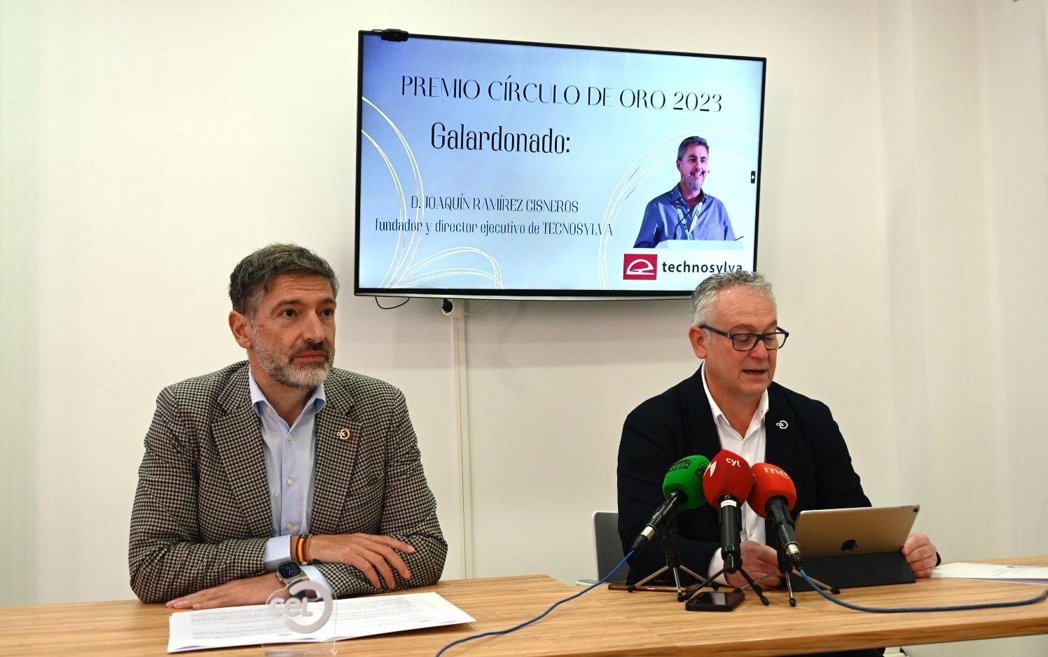 El presidente del CEL, Julio César Álvarez, en la presentación del premio junto al secretario general de la asociación, Nicesio Álvarez. | SAÚL ARÉN