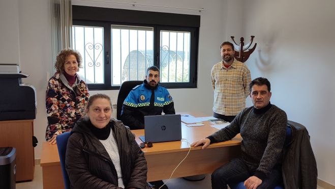 Miembros del equipo de gobierno del Ayuntamiento junto al jefe de la Policía Local, David Bailez. | L.N.C.