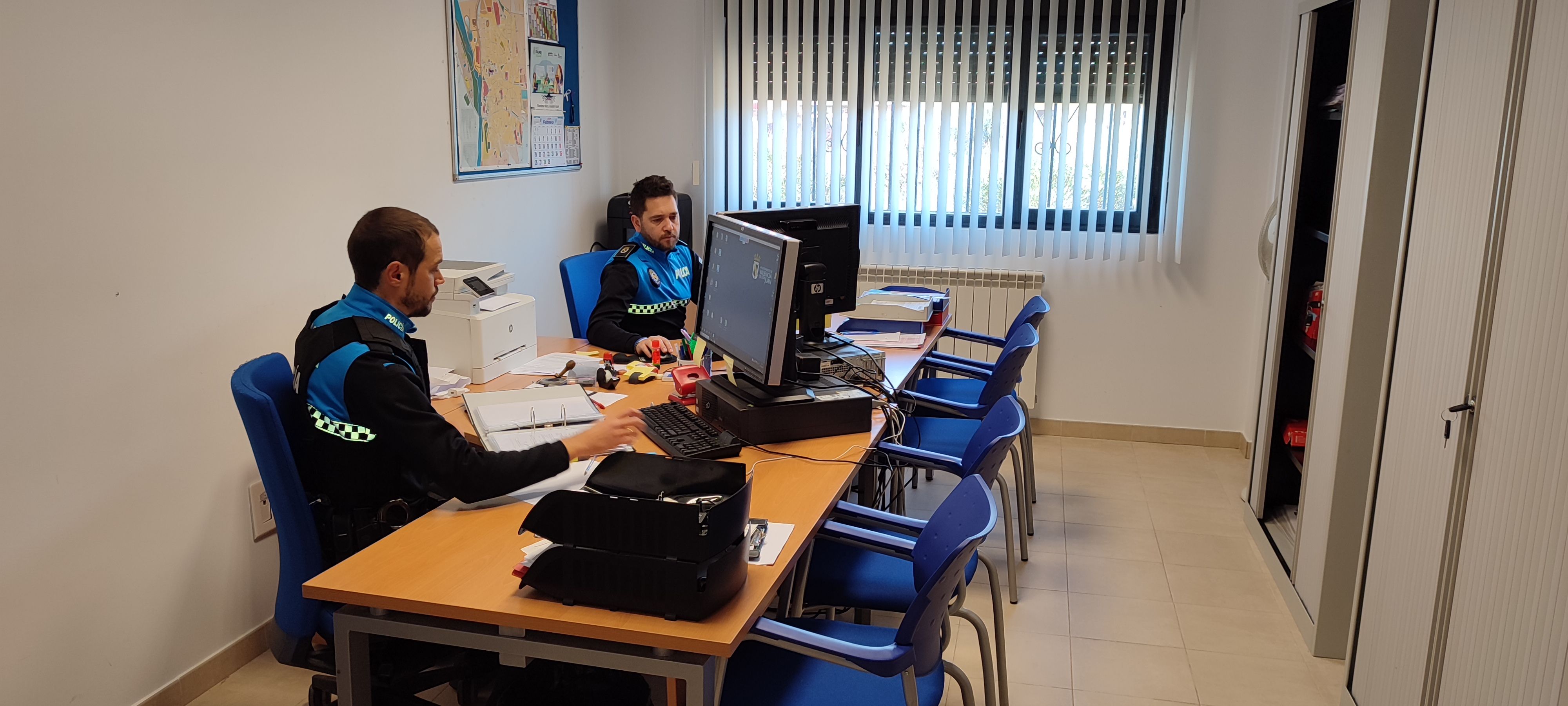 Agentes de la Policía Local de Valencia de Don Juan trabajando en la nueva sede. | L.N.C.