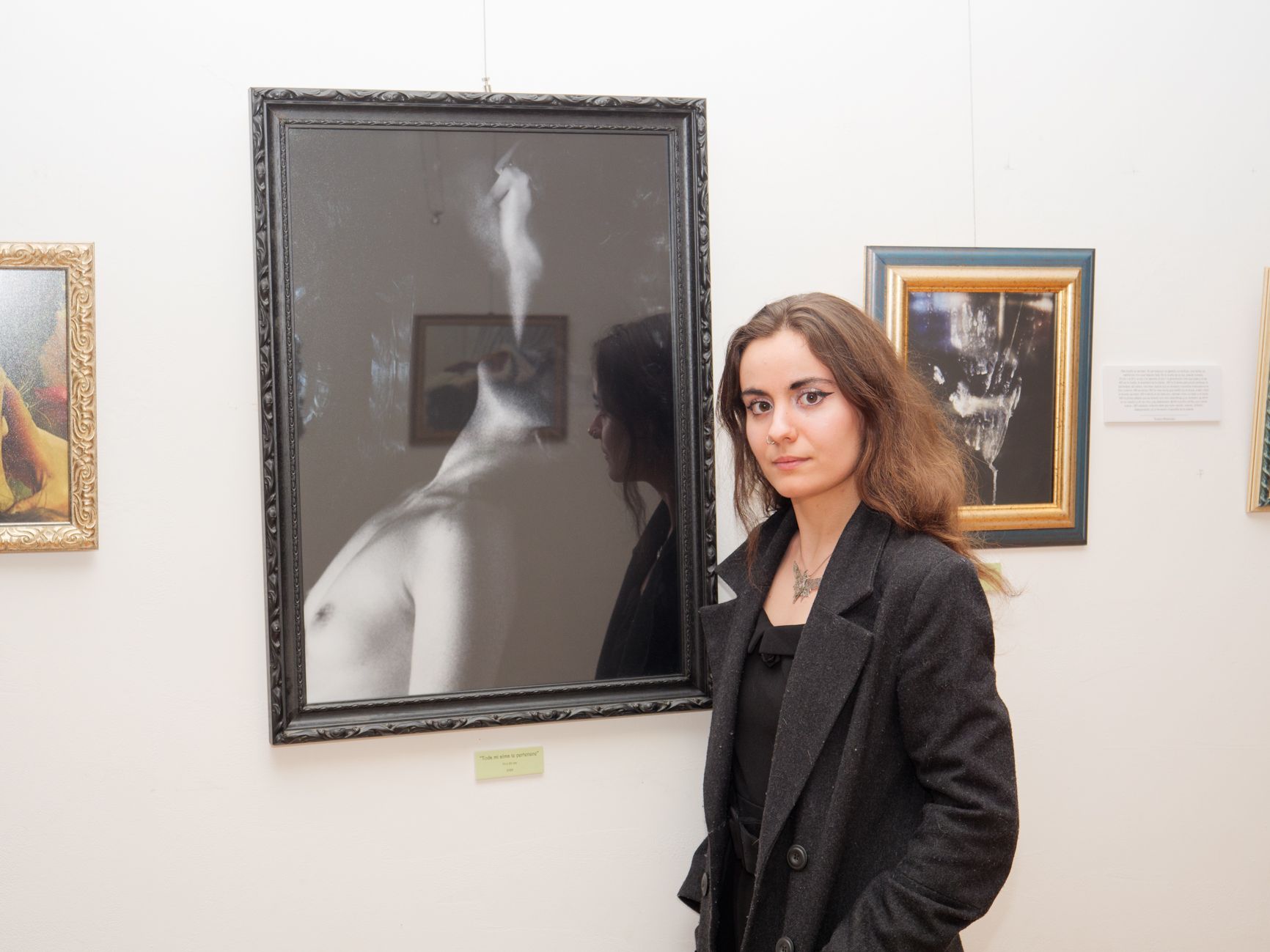 La artista posa junto a algunas de las obras que expone en Cinabrio. | VICENTE GARCÍA