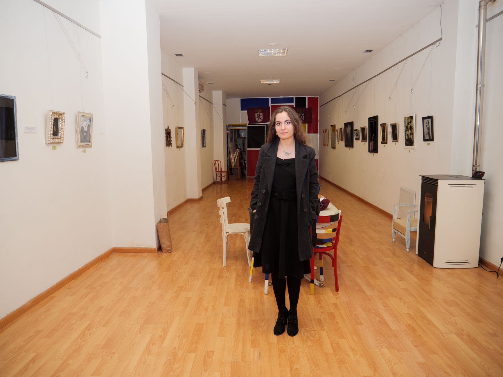 La artista Irene del Canto en la galería Cinabrio donde expone ‘Correspondencia con la momia’. | VICENTE GARCÍA