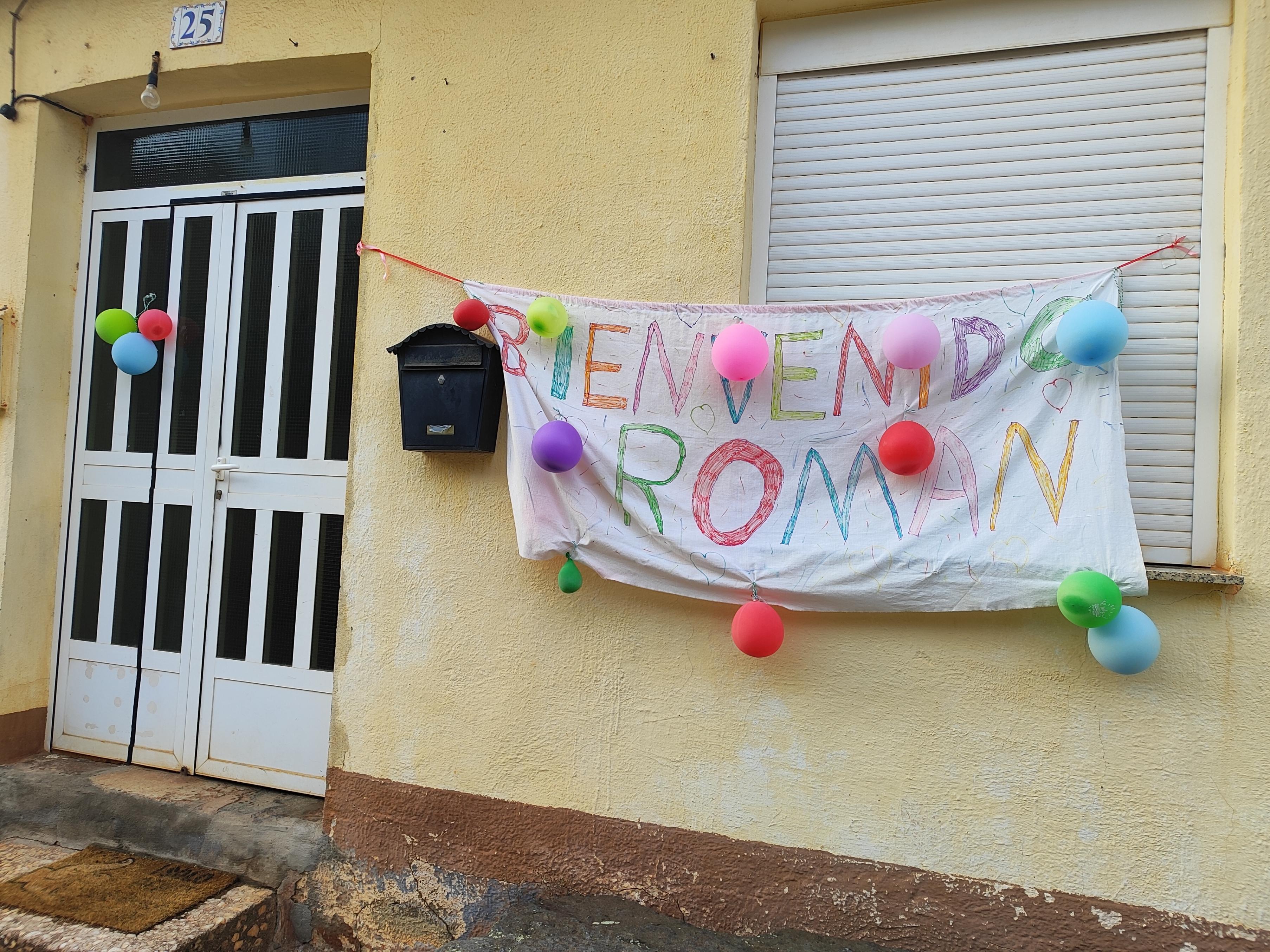 La pancarta con la que los vecinos de La Veguellina recibieron a Román. | L.N.C.