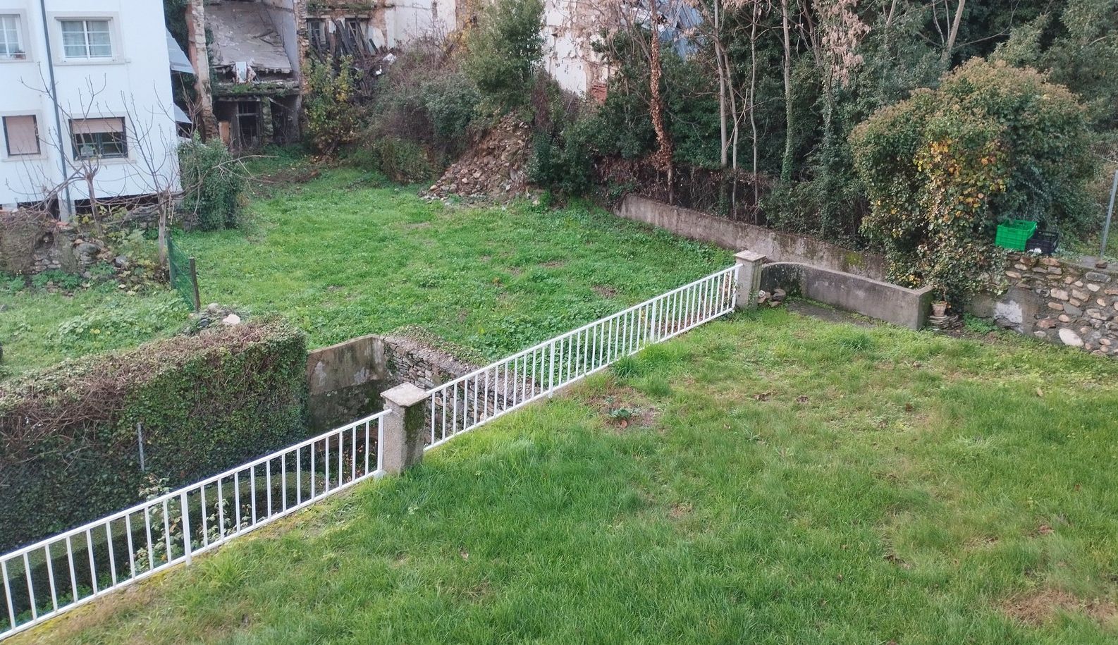 Jardín de la casa natal de Enrique Gil y Carrasco.