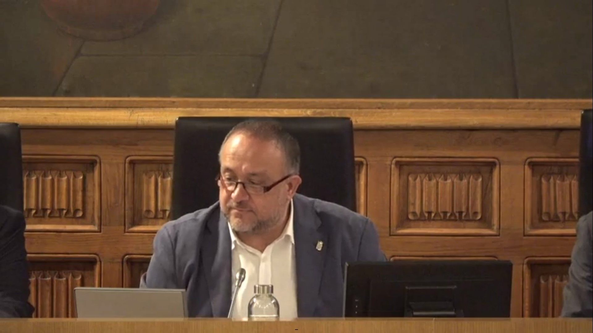 El presidente de la Diputación de León, Gerardo Álvarez Courel, durante el pleno extraordinario de este miércoles. | L.N.C.